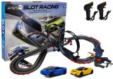 Gran pista de carreras de Lean toys con luces LED encendidas.