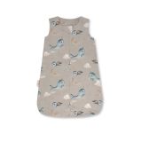 Saco de dormir de bambú Waldin en beige oscuro con diseño de ballenas.