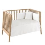 Conjunto colcha y protector Cambrass 100% algodón, vista frontal elegante y atemporal