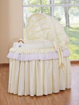 Cuna moisés de mimbre con capota color crema – vista frontal