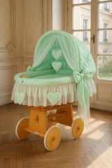 Capazo de Mimbre Natural con Dosel Amelie + Ropa de Cama Menta – MY SWEET BABY en un salon puesto