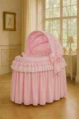 Cuna moisés de mimbre con capota rosa Little Princess – vista frontal