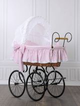 Cuna moisés retro de mimbre Christine natural con textil rosa – vista frontal