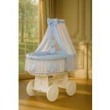 Capazo de Mimbre Blanco con Dosel y Cortina Amelie + Ropa de Cama Azul – MY SWEET BABY en habitación