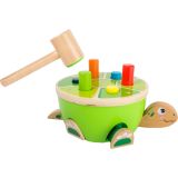tortuga de madera con martillo para golpear
