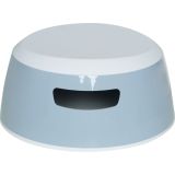 Escalón de baño Luma en azul celestial, ideal para que los niños alcancen el lavabo fácilmente.