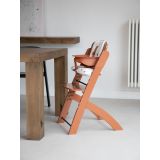 Trona Evosit terracota integrada en comedor de estilo cálido