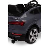 Descubre el Audi E-Tron Sportback eléctrico para niños, con tracción 4x4, luces LED, mando a distancia, asiento de polipiel y panel multimedia. Ideal para niños de 3 a 8 años.