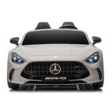 Coche eléctrico infantil Mercedes AMG DK-GT63 en uso en el jardín
