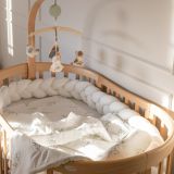 Protector trenzado para cuna en ambiente infantil