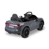 Audi A5L en color gris, hecho de eco-cuero y con asiento cómodo.