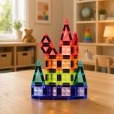 Set de bloques magnéticos en uso, fomentando la creatividad de los niños.