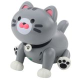 Niño o niña jugando con el gatito robot interactivo en el salón de casa