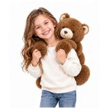 Oso de peluche en el sofá, ideal para juego y descanso