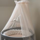 Dosel de tul en champán de Waldin, un complemento elegante para el cuarto del bebé.