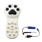 Detalle de los efectos luminosos y el mando a distancia del gatito robot gris