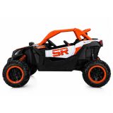 Niño conduciendo el buggy naranja KKL-808 en terreno de jardín con mando parental