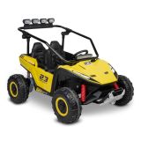 Coche eléctrico Toyz en el jardín para el paseo