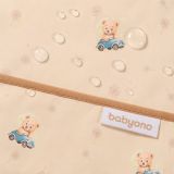 Delantal Babyono en uso, ideal para comidas y manualidades en casa.