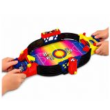 Juego de fútbol de mesa con controles móviles y diseño en plástico.