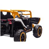 Detalle del salpicadero con audio Bluetooth y volante del coche M2 amarillo