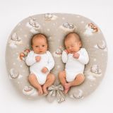 Cojín de lactancia gemelar Twinkle Woodland con estampado natural, vista frontal