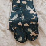 Arrullo para recién nacido Little Hug (1-3 meses) Ballenas – Azul marino