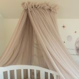 Dosel de tul Taupe para cuna en ambiente acogedor.