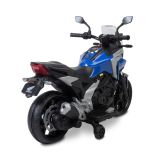 Moto Honda NC750X azul Toyz, detalle ruedas de entrenamiento y faros LED