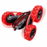 Vista lateral del coche stunt RC destacando sus grandes ruedas todoterreno.