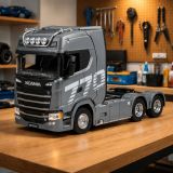 Camión a control remoto Scania Huina en uso en el exterior