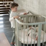 Cuna móvil Waldin en habitación infantil con un bebé