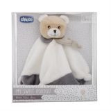 Peluche Mi Dulce Oso Dou Dou en un entorno de juego seguro para bebés.