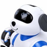 Perro robot teledirigido jugando al aire libre con los niños.