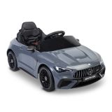 Niños disfrutando del coche Mercedes-Benz AMG Toyz en el parque