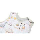 Saco de dormir Zodiac Gris de Sensillo para bebés en su cuna.