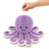 Peluches de pulpo en habitación infantil decorativa y acogedora.