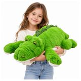 Cocodrilo de peluche en un entorno infantil decorativo.
