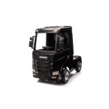 Coche eléctrico Scania 500R en uso, ideal para aventuras al aire libre.
