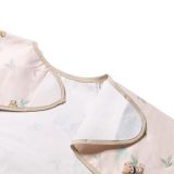 Babero impermeable Babyono de color sólido con mangas largas.