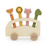 Autobús de animales pop-up de madera Trixie en primer plano