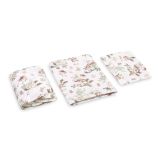 Juego de cama Sensillo en una cuna, ideal para el dormitorio infantil.