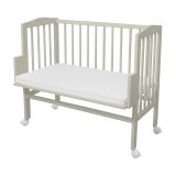 Cuna de madera Waldin color olive, ideal para recién nacidos.
