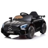 Coche eléctrico infantil Mercedes en uso en el parque.