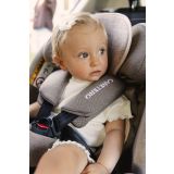 Inserto Sensillo instalado en silla de coche, perfecto para viajes largos.