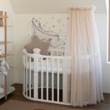 Detalle del dosel de tul en color beige de Waldin