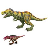 Niño jugando con el set dinosaurio en el jardín