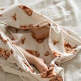 Saco de dormir Waldin en uso, ideal para el descanso nocturno de tu pequeño.