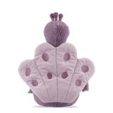 Momento de juego con el peluche Mrs. Peacock de Trixie