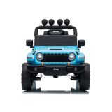 Vehículo Jeep Rubicon DK-JWR558 en uso en el jardín para una aventura emocionante.